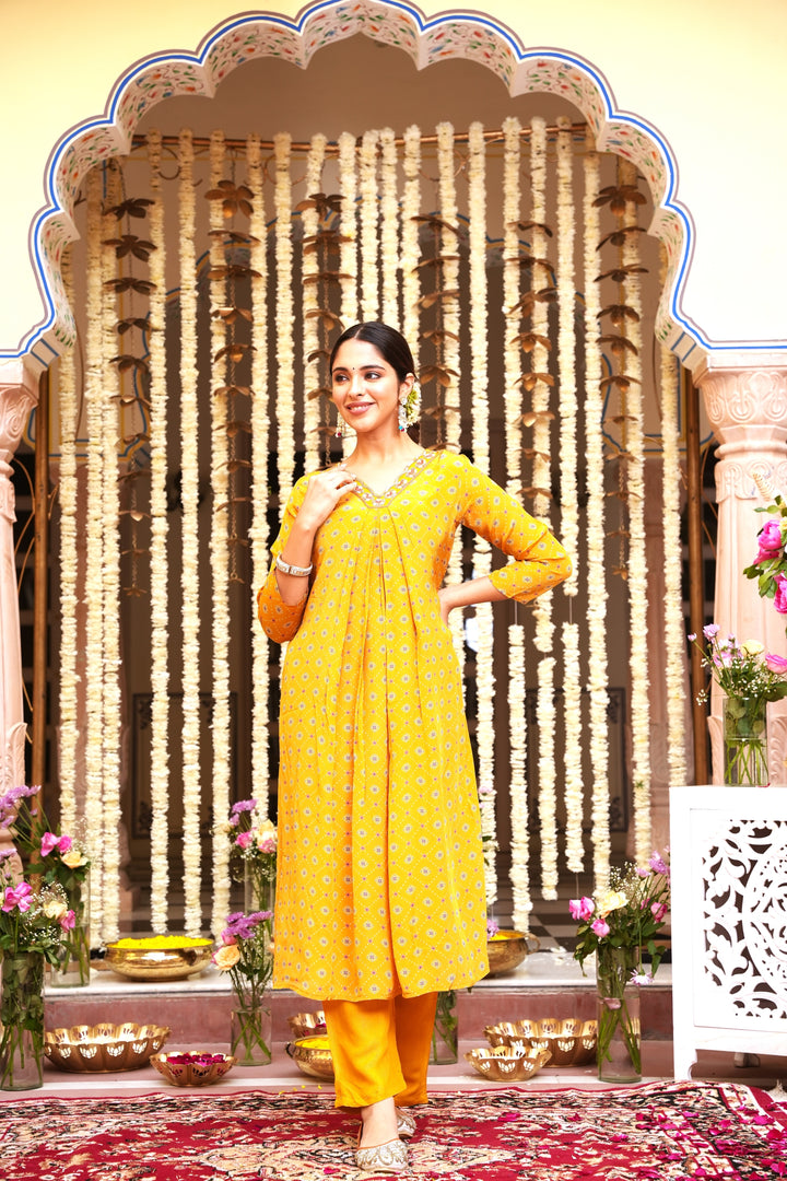 WOMEN'S GEOMETRIC PRINTED - DABKA, PEARL & CUTDANA EMBROIDERED - STRAIGHT KURTA, PANT SET OF 2 - MUSTARD