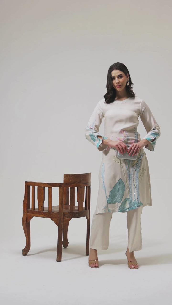 Printed Muslin Silk Kurta & Pant – Hand Embroidered – Set of 2 – Off White